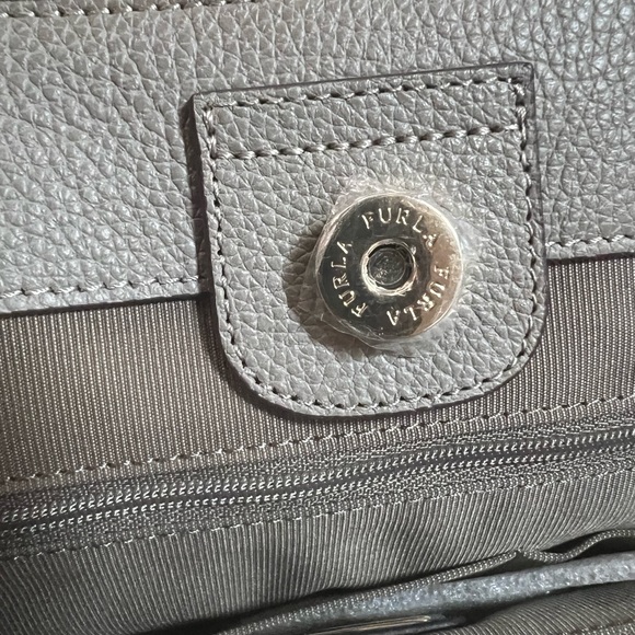 👜👜Furla pebbled leather tote bag with Removable shoulder straps. - Picture 16 of 16